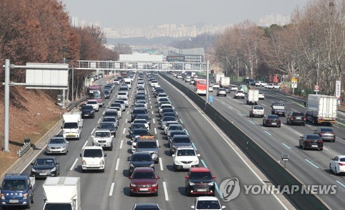 '고향 앞으로'…김해공항·부산역·버스터미널 귀성행렬 시작