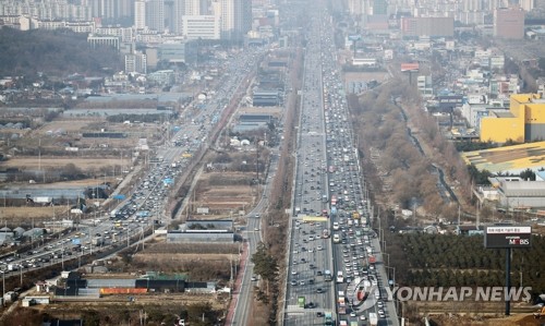 "고향 앞으로" 전국 귀성행렬…기차역·터미널 인산인해