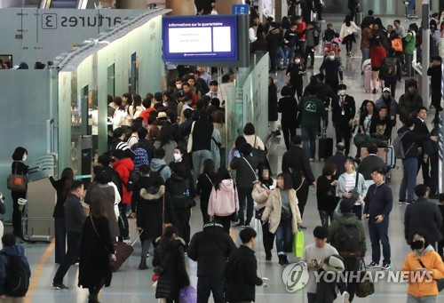 "설 연휴!" 서울역·터미널·공항 등 귀성객 북적(종합)