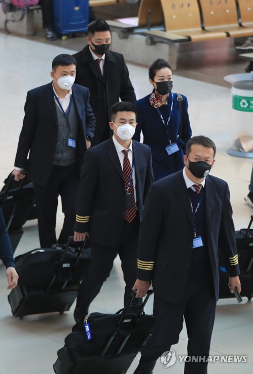 국토부, 항공사에 '모든 노선 승무원 마스크 착용' 지침