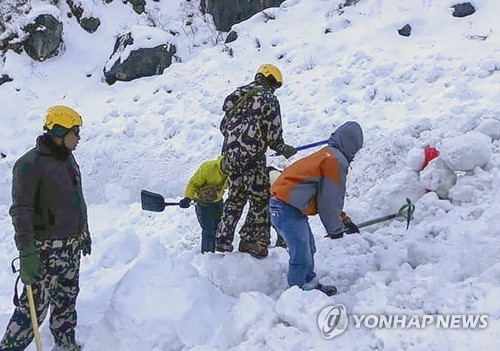 네팔 실종자 수색대 잠정 철수 완료…"눈 녹아야 재개"