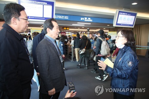 정 총리, '우한폐렴' 공항 검역태세 점검…"빈틈없이 검역하라"
