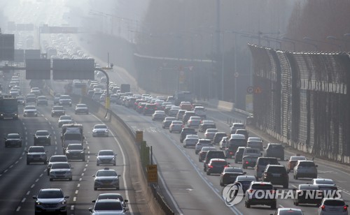 귀경길 낮 고속도로 곳곳 정체…"오후 7∼8시 해소 전망"