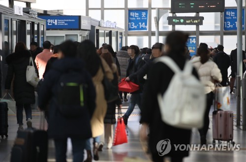 '마음은 벌써 고향에' 설 연휴 첫날 역·터미널 귀성객 북적