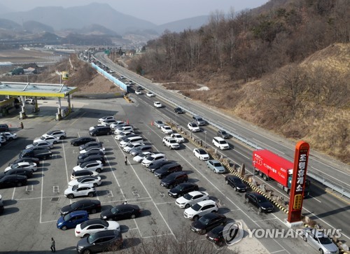 '마음은 벌써 고향에' 설 연휴 첫날 역·터미널 귀성객 북적