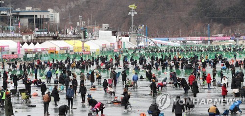 '겨울축제 1번지' 2020 화천산천어축제 개막…"월척이오" 환호