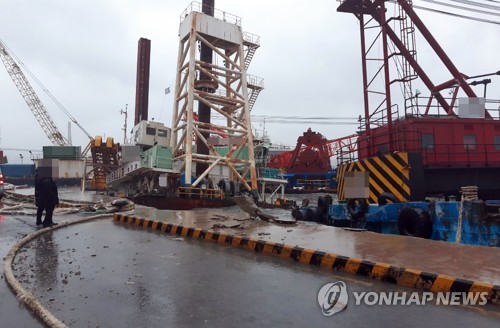 부산항 계류 바지선 2척 침몰·3척 침수…기름 유출 피해(종합2보)