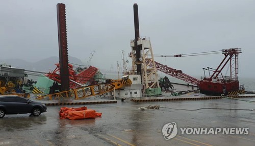 부산 청학부두 계류 바지선 침몰·침수피해 속출…1명 구조(종합)