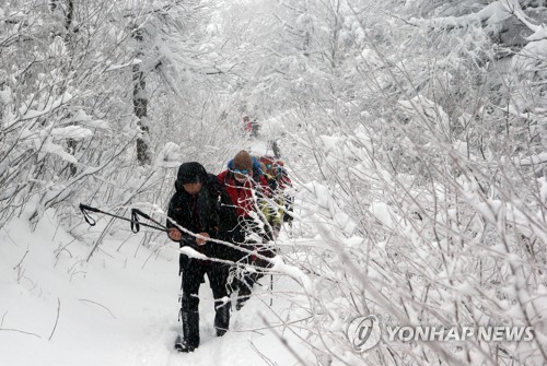 전국 곳곳에서 눈 또는 비…미세먼지 '좋음'∼'보통'