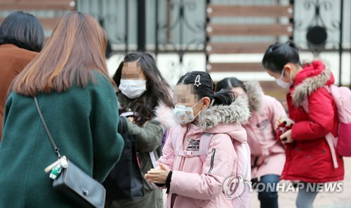 수업 중에도 전원 마스크…개학식도 교실에서