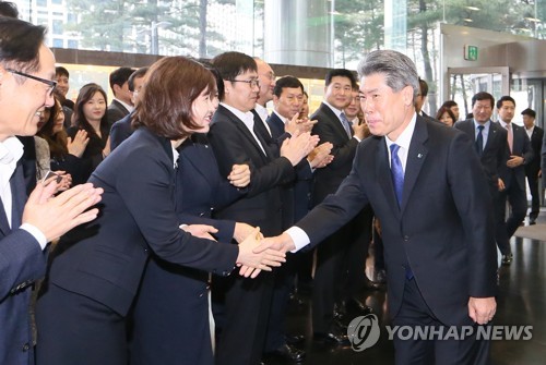 윤종원 기업은행장, 27일만의 취임식…"혁신금융·바른경영"(종합)