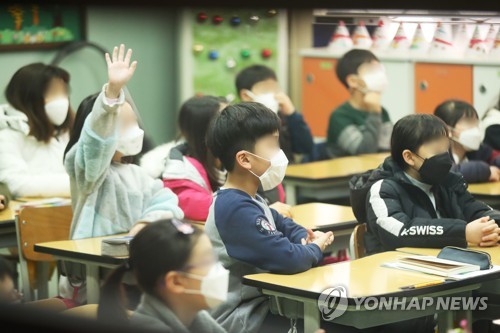 수업 중에도 전원 마스크…개학식도 교실에서