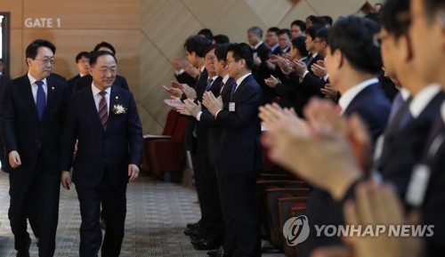 홍남기 "작년 세수, 세입예산에 거의 근접…올핸 어려움 있을듯"