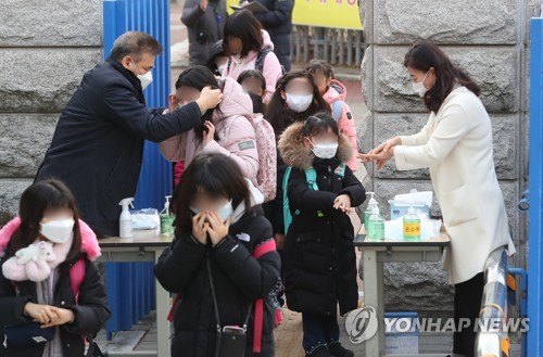 수업 중에도 전원 마스크…개학식도 교실에서