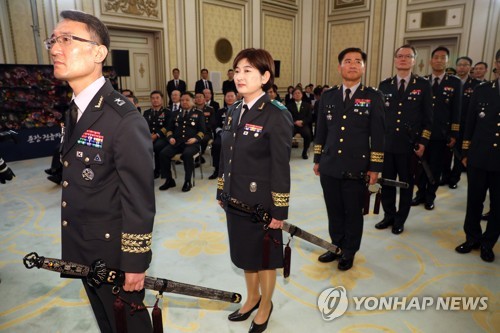 문 대통령, 준장 진급자에 삼정검 수여…흔들림 없는 안보 당부(종합)