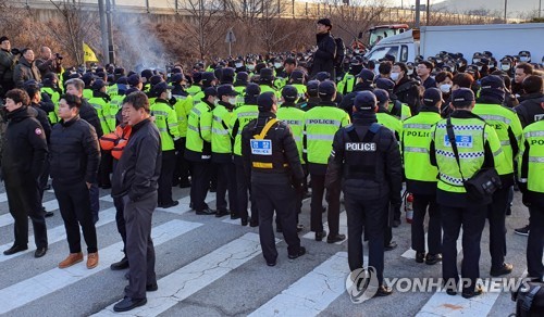 '우한교민 수용 반대' 아산주민 해산…도로점거 농기계 철거