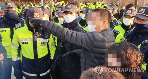 '우한교민 수용 반대' 아산주민 해산…도로점거 농기계 철거