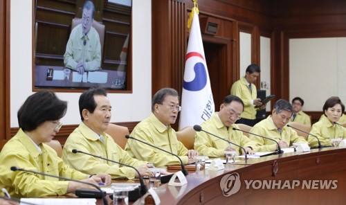 문대통령, 민방위복 입고 '총력대응' 당부…범부처회의 직접주재