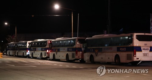 '우한교민 수용' 아산 경찰인재개발원 밤새 긴장감…집회 예고