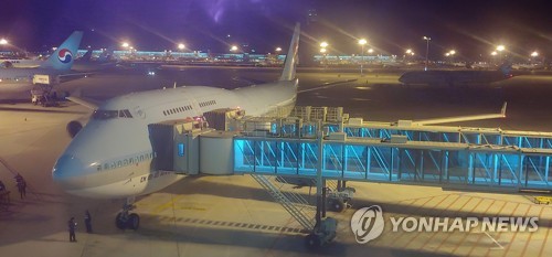 우한 교민들, 전세기 탑승 앞두고 현지 공항 집결