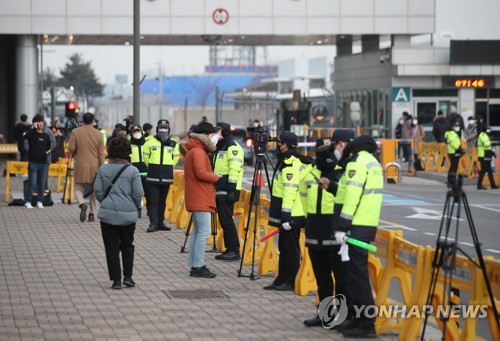 우한 교민 367명 실은 전세기, 김포공항 착륙…추가 검역