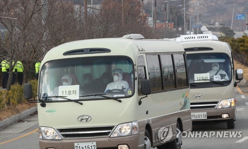 우한 교민 200명 아산 임시 생활시설 도착…격리 생활 시작(종합)