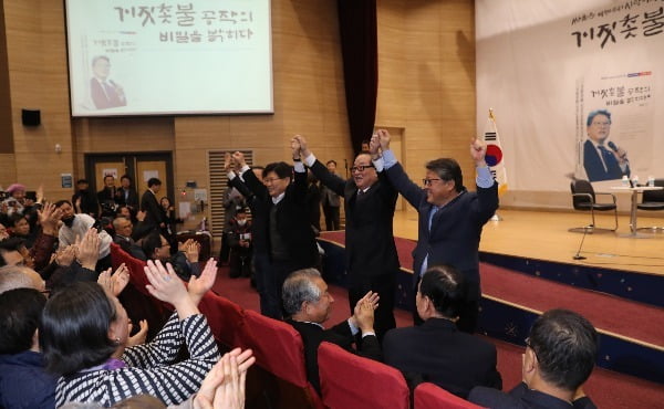 우리공화당 조원진 공동대표(오른쪽)가 지난달 17일 오후 국회 의윈회관에서 열린 출판기념회에서 무소속 서청원 의원(오른쪽두번째), 우리공화당 홍문종 공동대표(오른쪽세번째)와 손을 맞잡아 들고 인사하고 있다. 사진=연합뉴스