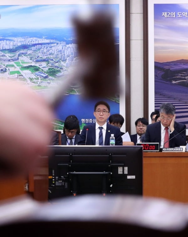 박순자 국회 국토교통위원회 위원장이 6일 오전 서울 여의도 국회에서 열린 국토위 전체회의에서 타다 금지법으로 불리는 여객자동차 운수사업법 일부개정법률안 등 안건을 의결하고 있다. /사진=연합뉴스