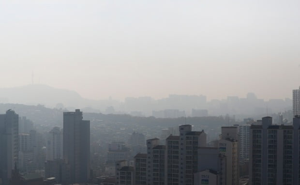 서울시내가 미세먼지 농도 '나쁨'으로 뿌옇게 보이고 있다./사진=연합뉴스