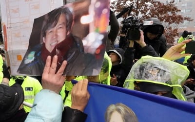 진중권 "독재정권 때 견해 다르면 '빨갱이'…문재인 정권서는 '한국당'으로 몰아'