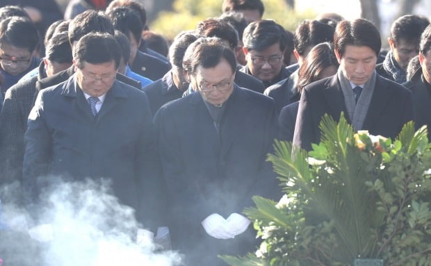 이해찬 더불어민주당 대표(가운데) 등 당 지도부가 경자년 첫날인 1일 오후 경남 김해시 봉하마을 노무현 전 대통령 묘역을 참배하고 있다. 왼쪽부터 설훈 최고위원, 이 대표, 이인영 원내대표. /사진=연합뉴스