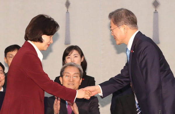 문재인 대통령이 2일 오후 청와대에서 추미애 법무부 장관에게 임명장을 수여한 뒤 악수하고 있다/사진=연합뉴스