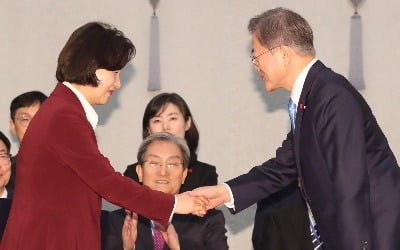 文대통령 "추미애, 최종감독자 법무장관으로서 검찰개혁 이끌어달라"