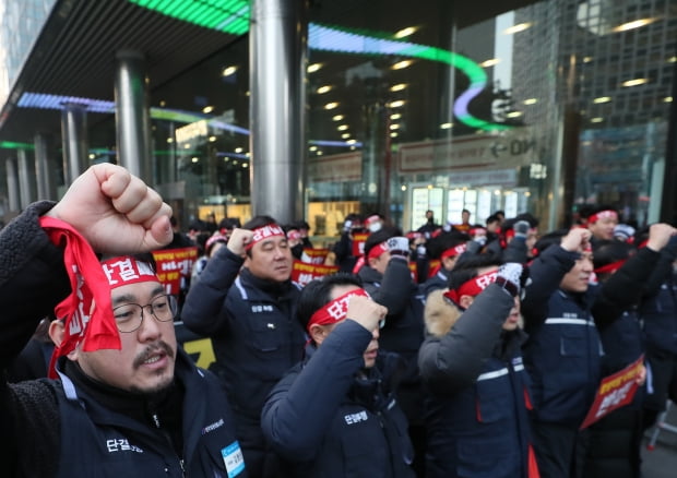 윤종원 청와대 전 대통령비서실 경제수석비서관이 IBK기업은행장으로 취임하는 3일 오전 서울 중구 IBK기업은행 본점에서 노조원들이 출근을 저지하는 투쟁을 벌이고 있다 /사진=연합뉴스