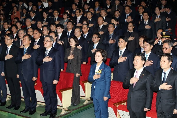 조국 취임식 외면했던 검찰 간부들 추미애 취임식엔 몰려와 인사