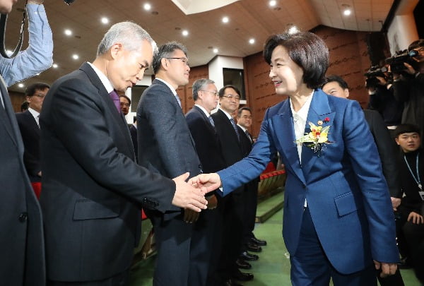 추미애 신임 법무부 장관이 3일 오전 정부과천청사에서 열린 취임식에서 양부남 부산고검장 등 검찰 측 인사들과 악수하고 있다/사진=연합뉴스