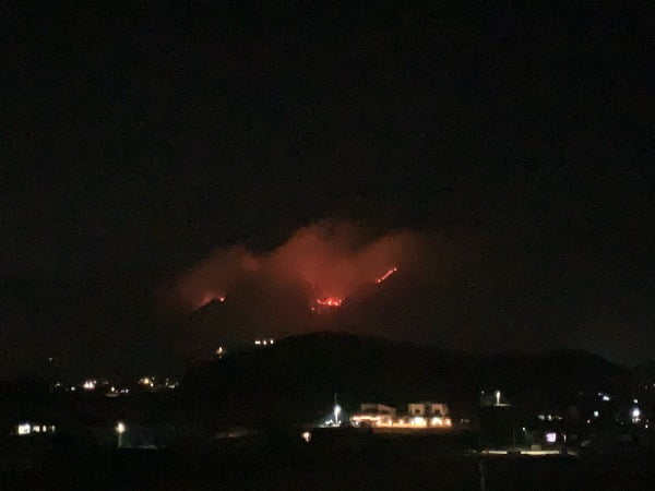 4일 오후 1시 54분께 강원 춘천시 신북읍 발산리의 야산에서 발생한 꽁 머니 카지노 3 만이 밤까지 이어지고 있다. 산림당국은 날이 밝는 대로 헬기와 인력을 투입해 진압에 나설 예정이다/사진=연합뉴스