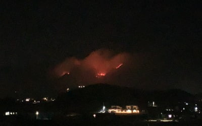 강원 춘천 산불 진화에 난항…야간 진화체제로 전환