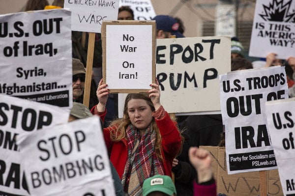 4일 미국 워싱턴주 시애틀에서 열린 반전 시위 모습. "이란 전쟁 반대" 구호가 적힌 팻말이 보인다. 사진=연합뉴스