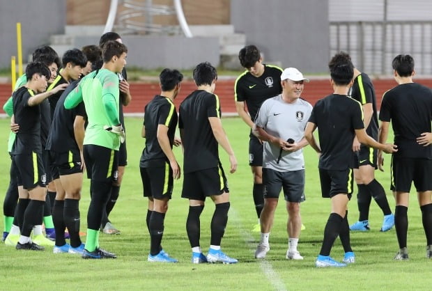 김학범 한국 U-23 축구대표팀 감독이 8일 오후(현지시간) 태국 송클라 라자밧 대학교 운동장에서 진행된 훈련에서 선수들에게 밝은 모습으로 작전 지시를 하고 있다. 사진=연합뉴스