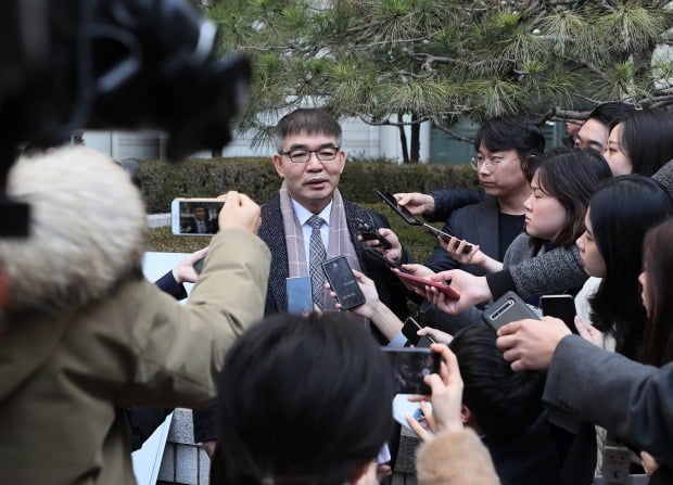 정경심 교수의 변호를 맡은 김칠준 변호사가 9일 오전 서울 서초구 서울중앙지법에서 열린 자녀 입시 비리 및 사모펀드 투자 의혹 관련 정 교수의 1심 공판준비기일을 마친 뒤 취재진의 질문에 답하고 있다. 이날 정 교수의 재판은 비공개 상태로 진행됐다.  (사진=연합뉴스)