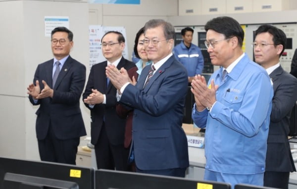 공수처·선거법 일방처리, 윤석열 측근 학살에도 文‧與 지지율 동반상승…보수야권 '어리둥절'