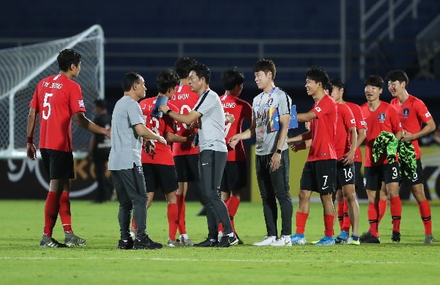 2020 아시아축구연맹(AFC) U-23 챔피언십 한국과 이란의 조별리그 2차전에서 김학범 감독 등 코치진이 승리를 거둔 선수들을 격려하고 있다.(사진=연합뉴스)