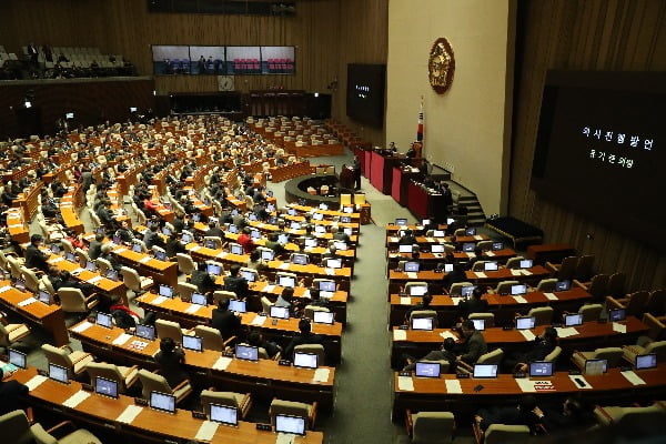 자유한국당 유기준 의원이 13일 오후 서울 여의도 국회에서 열린 임시회 본회의에서 의사진행발언을 하고 있다. 사진=연합뉴스