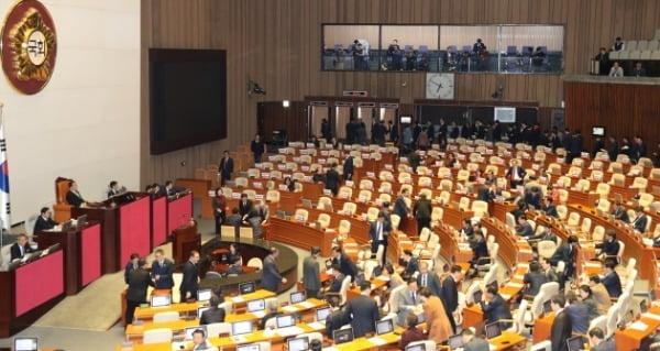 13일 오후 국회 본회의가 열렸다. 이날 본회의에는 정세균 국무총리 후보자 임명동의과 검경수사권 관련 법안들이 상정됐다. /사진=연합뉴스