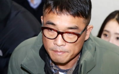 [속보] 성폭행 의혹 김건모 경찰 출석…묵묵부답