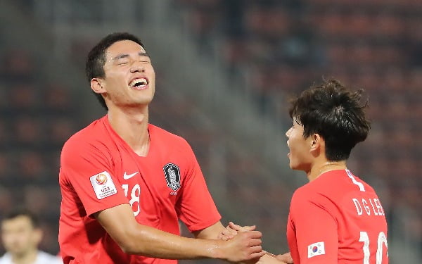  15일 오후(현지시간) 태국 랑싯 탐마삿 스타디움에서 열린 2020 아시아축구연맹(AFC) U-23 챔피언십 한국과 우즈베키스탄의 조별리그 최종전에서 오세훈이 결승골을 넣은 뒤 이동경의 축하를 받고 있다/사진=연합뉴스