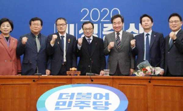 이해찬 더불어민주당 대표와 이낙연 전 국무총리 등 의원들이 15일 서울 여의도 국회에서 열린 최고위원회의에서 당으로 돌아온 이낙연 전 국무총리를 환영하는 의미로 기념촬영 하고 있다. /사진=연합뉴스