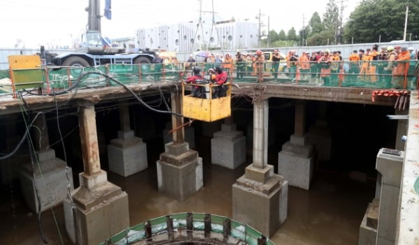 지난해 7월 서울 양천구 목동빗물펌프장에서 근로자 3명이 고립되는 사고가 발생해 구조대원들이 구조작업에 나섰다. /사진=연합뉴스