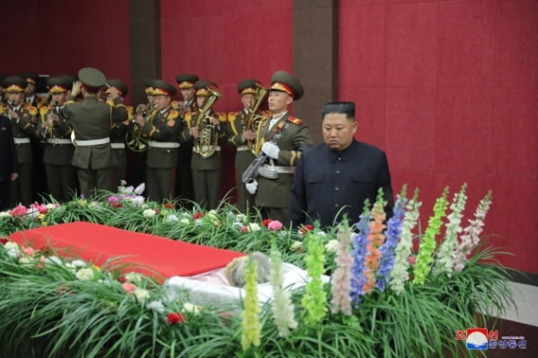 조선중앙통신은 김정은 북한 국무위원장이 17일 김일성 주석과 항일투쟁을 함께했던 '혁명 1세대' 황순희의 빈소를 찾아 조문했다고 18일 밝혔다.  /사진=연합뉴스